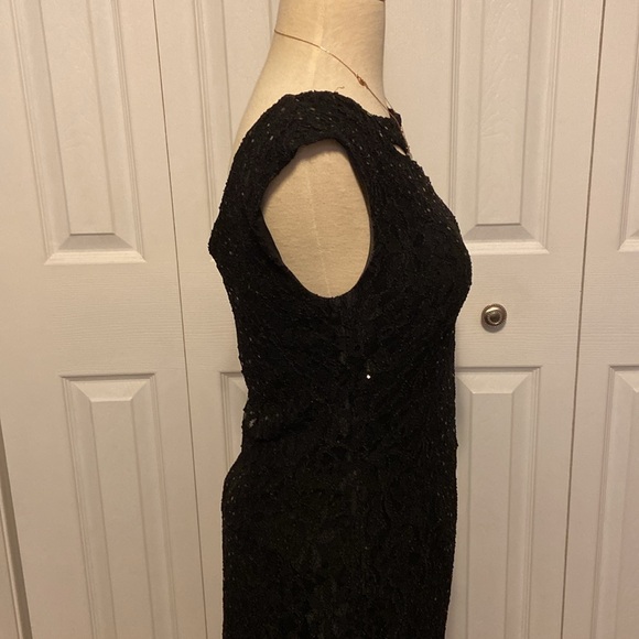 Black lace gown with scattered sequins size 6 - Picture 6 of 9